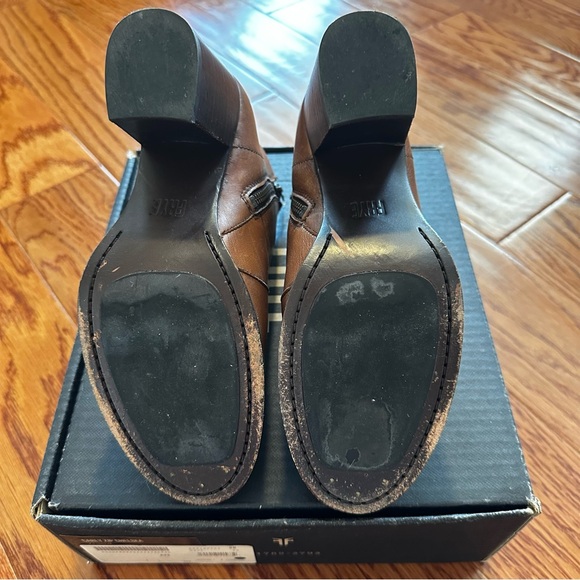PRICE TO SELL🎉🎉 FRYE Carly Zip Chelsea Ankle Boots EUC whiskey brown sz 7 - Picture 6 of 7
